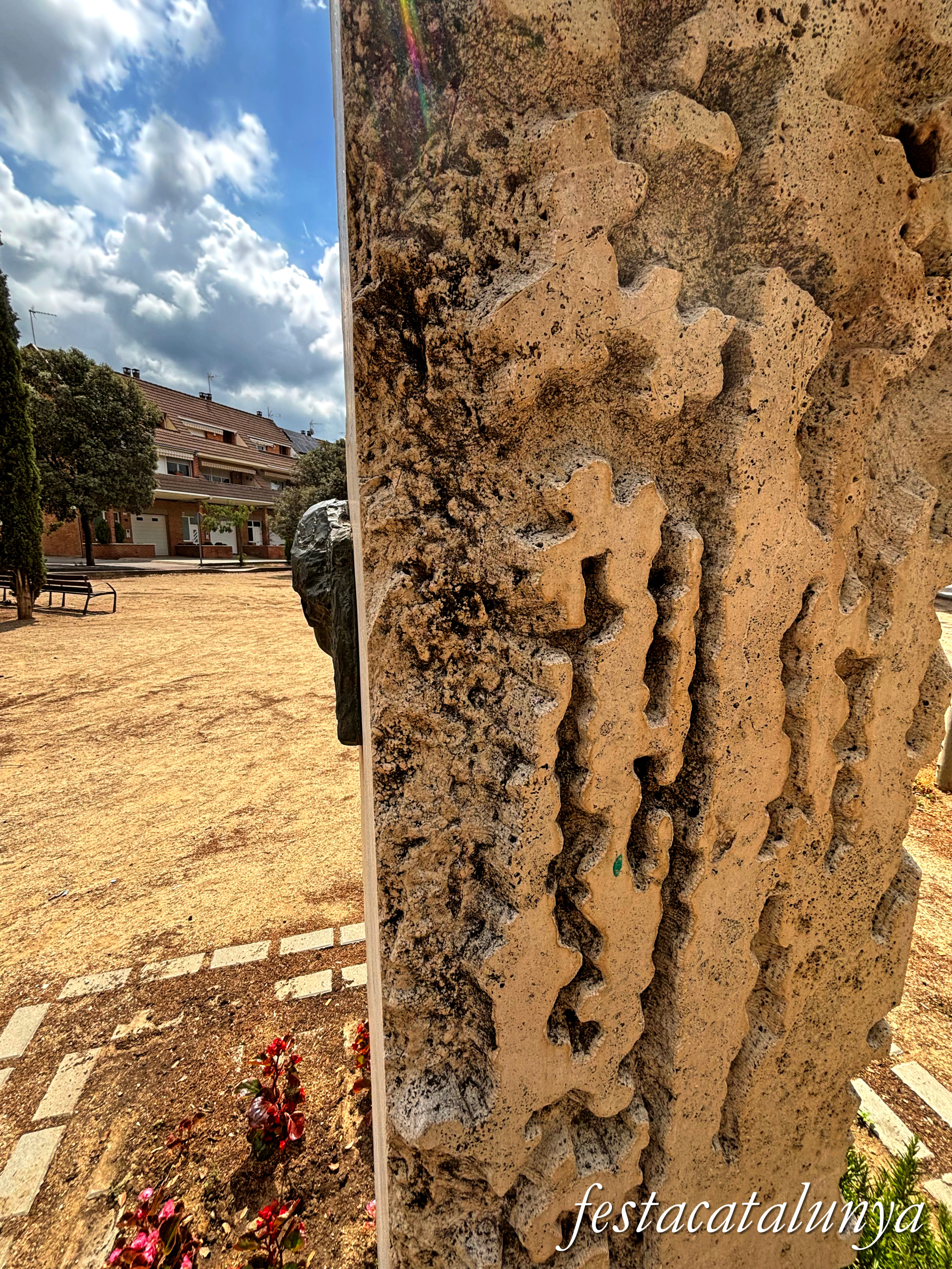 Sant Fruitós de Bages - Escultures urbanes - Monòlit al pintor Alfred Figueras 
