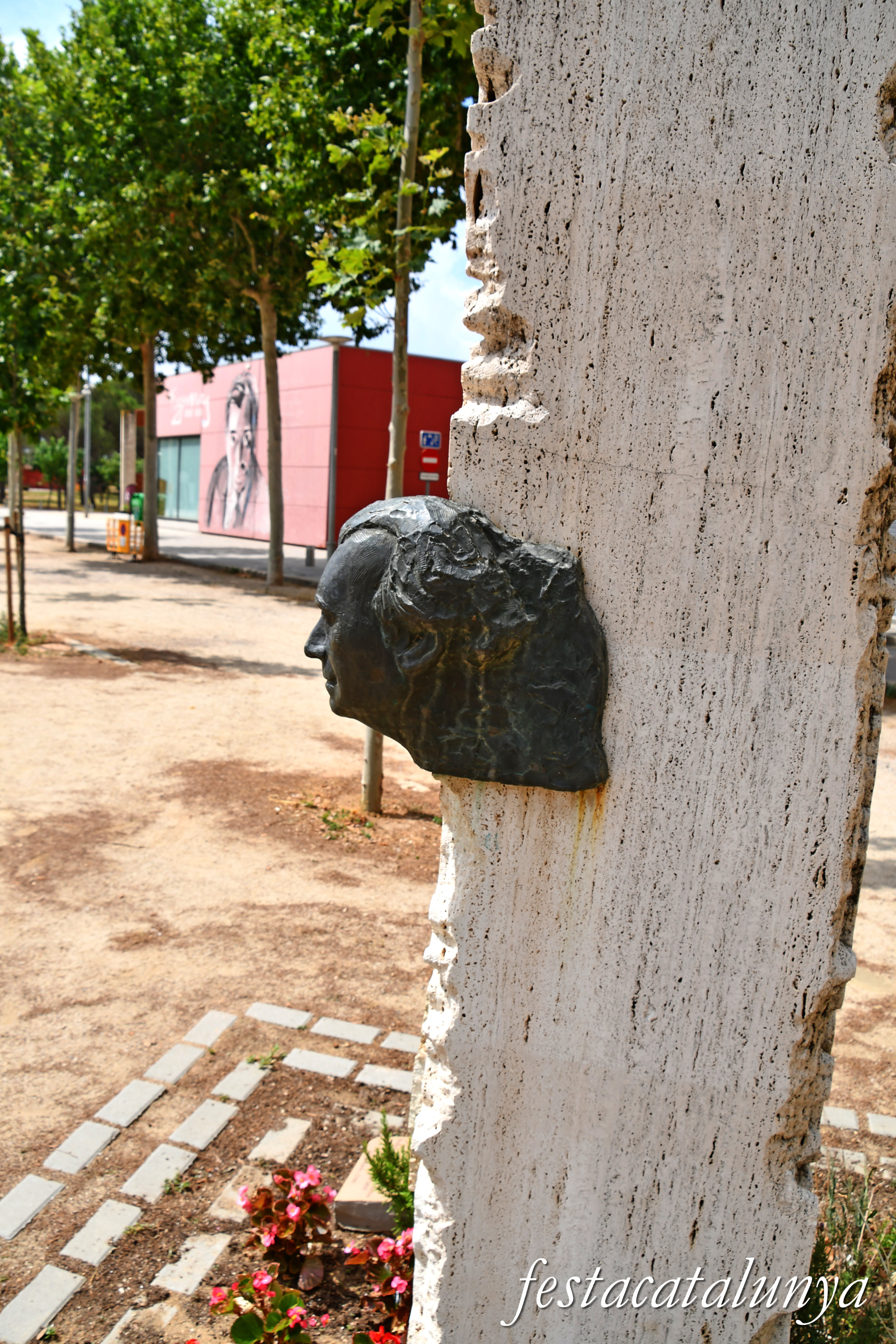 Sant Fruitós de Bages - Escultures urbanes - Monòlit al pintor Alfred Figueras