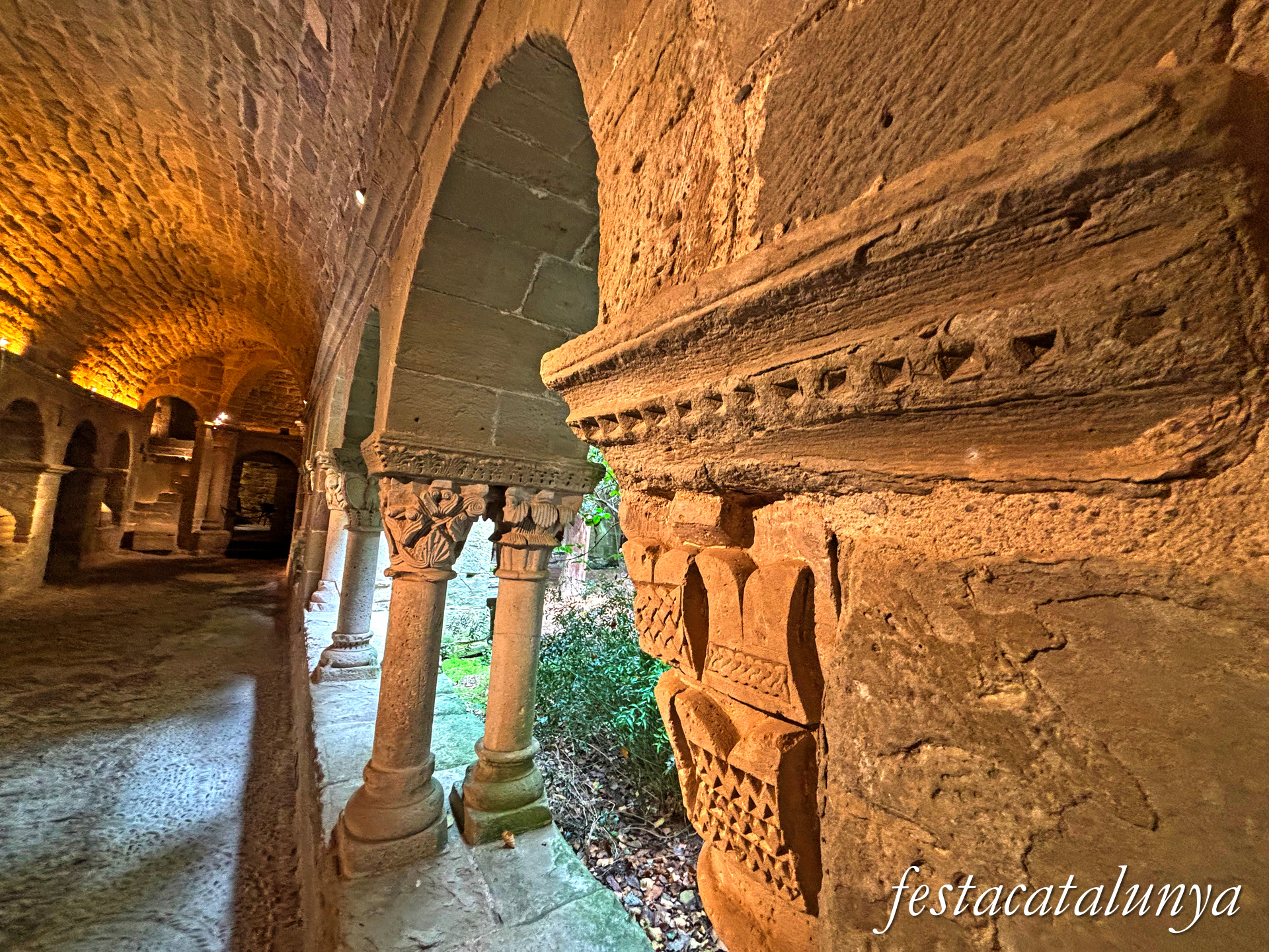 Claustre del monestir de Sant Benet de Bages ***