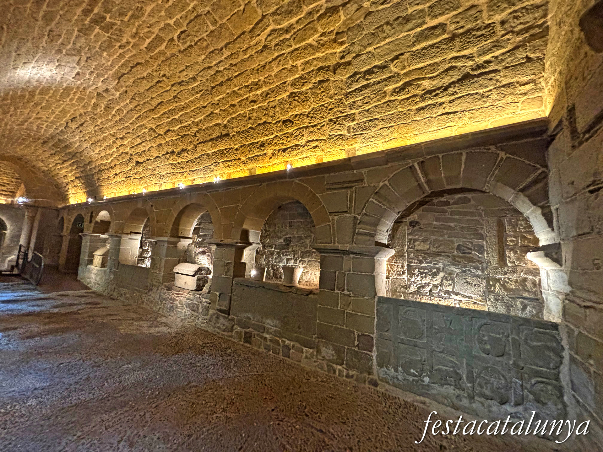Sant Fruitós de Bages - Claustre del monestir de Sant Benet de Bages - Sarcòfags 