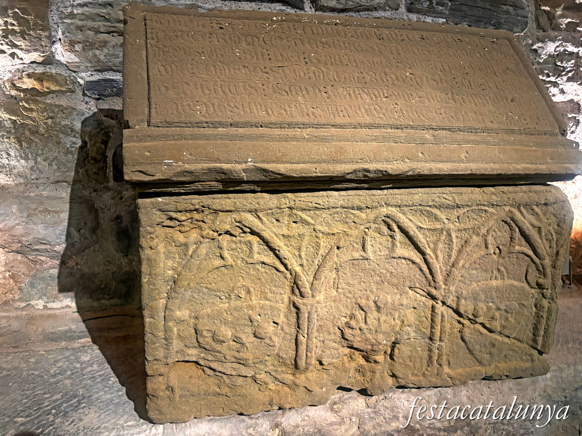 Sant Fruitós de Bages - Claustre del monestir de Sant Benet de Bages - Sarcòfags 