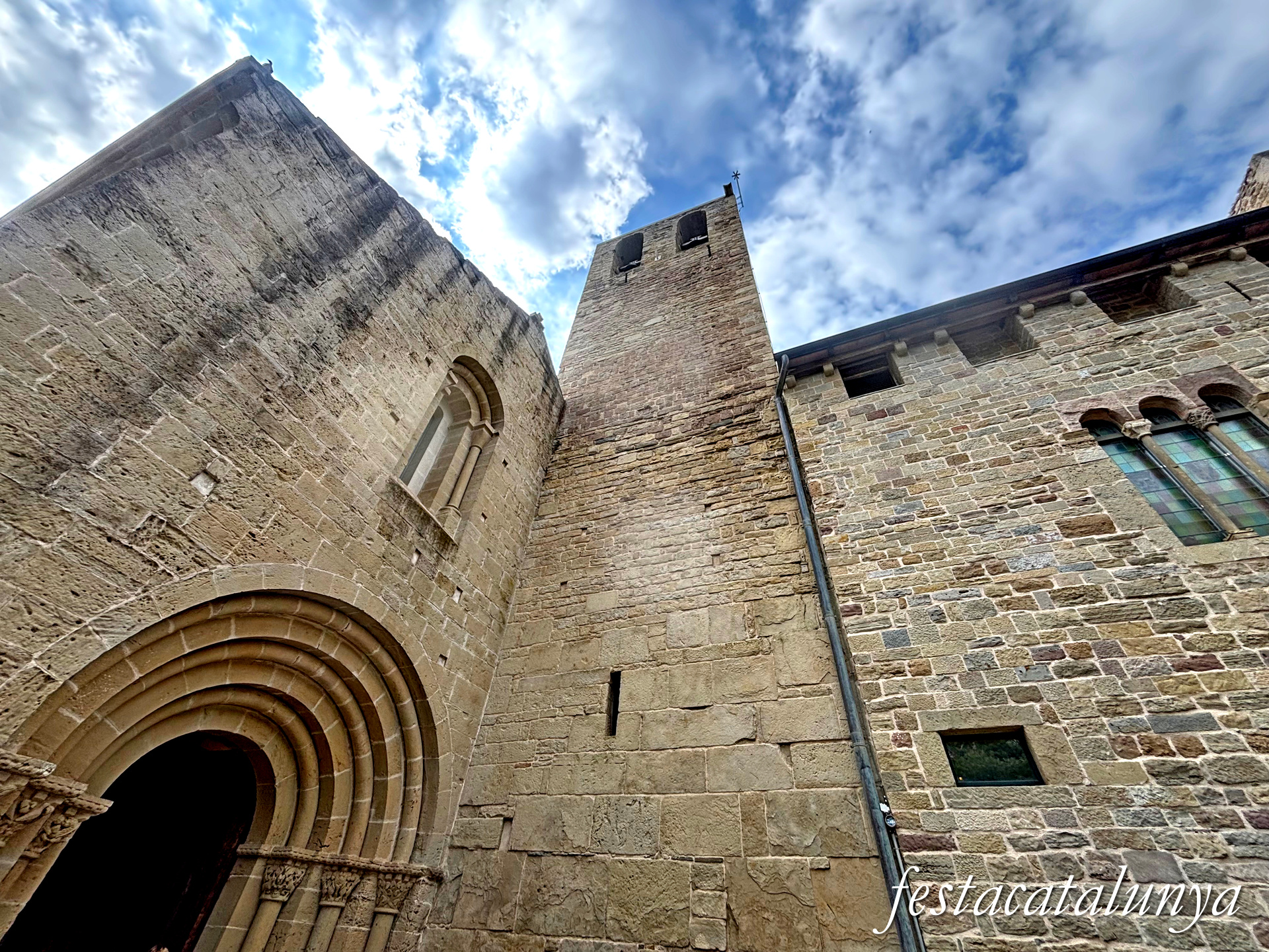 Sant Fruitós de Bages - Església del monestir de Sant Benet de Bages - Portal