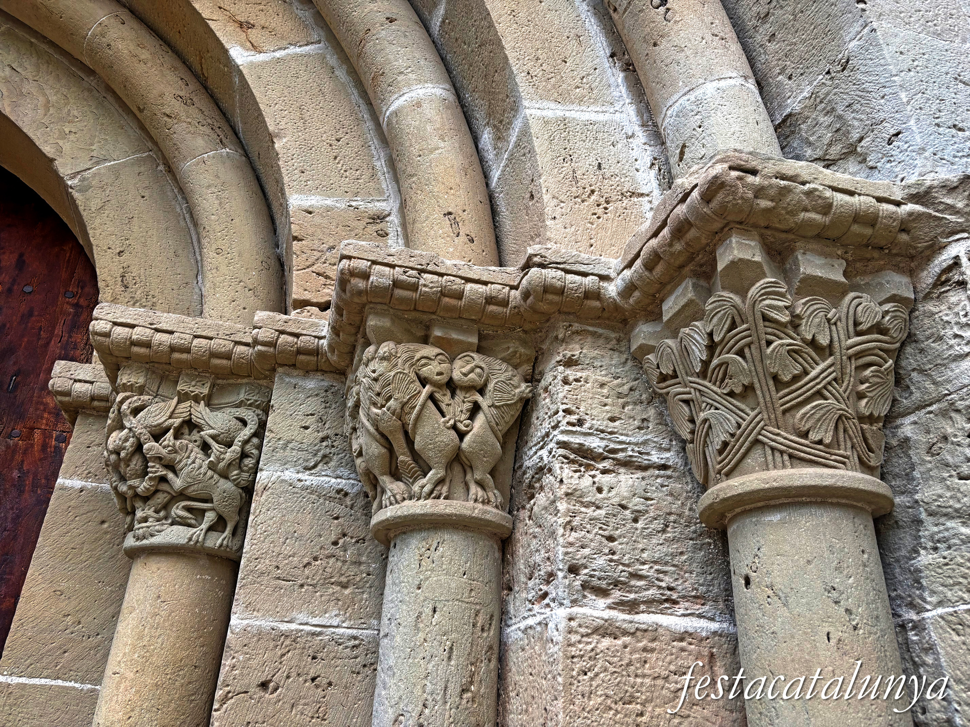 Sant Fruitós de Bages - Església del monestir de Sant Benet de Bages - Portal 