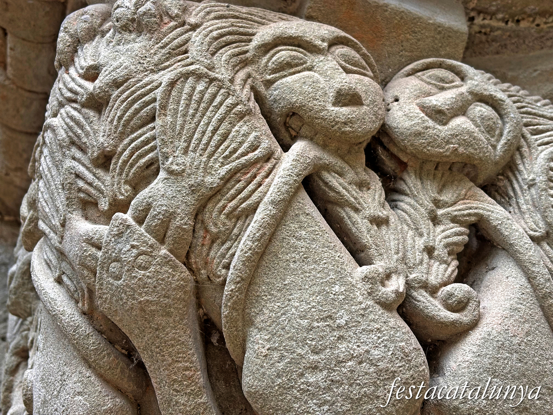 Sant Fruitós de Bages - Església del monestir de Sant Benet de Bages - Portal 