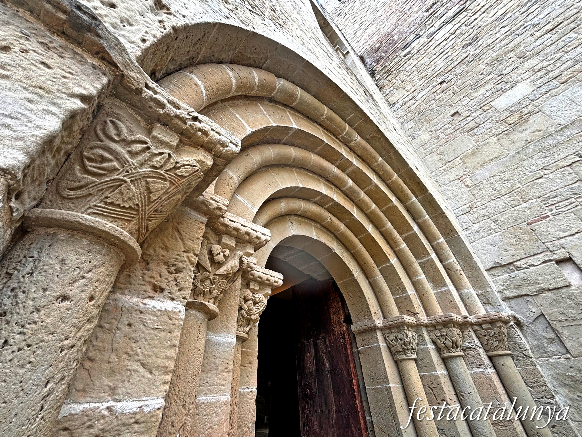 Sant Fruitós de Bages - Església del monestir de Sant Benet de Bages - Portal 