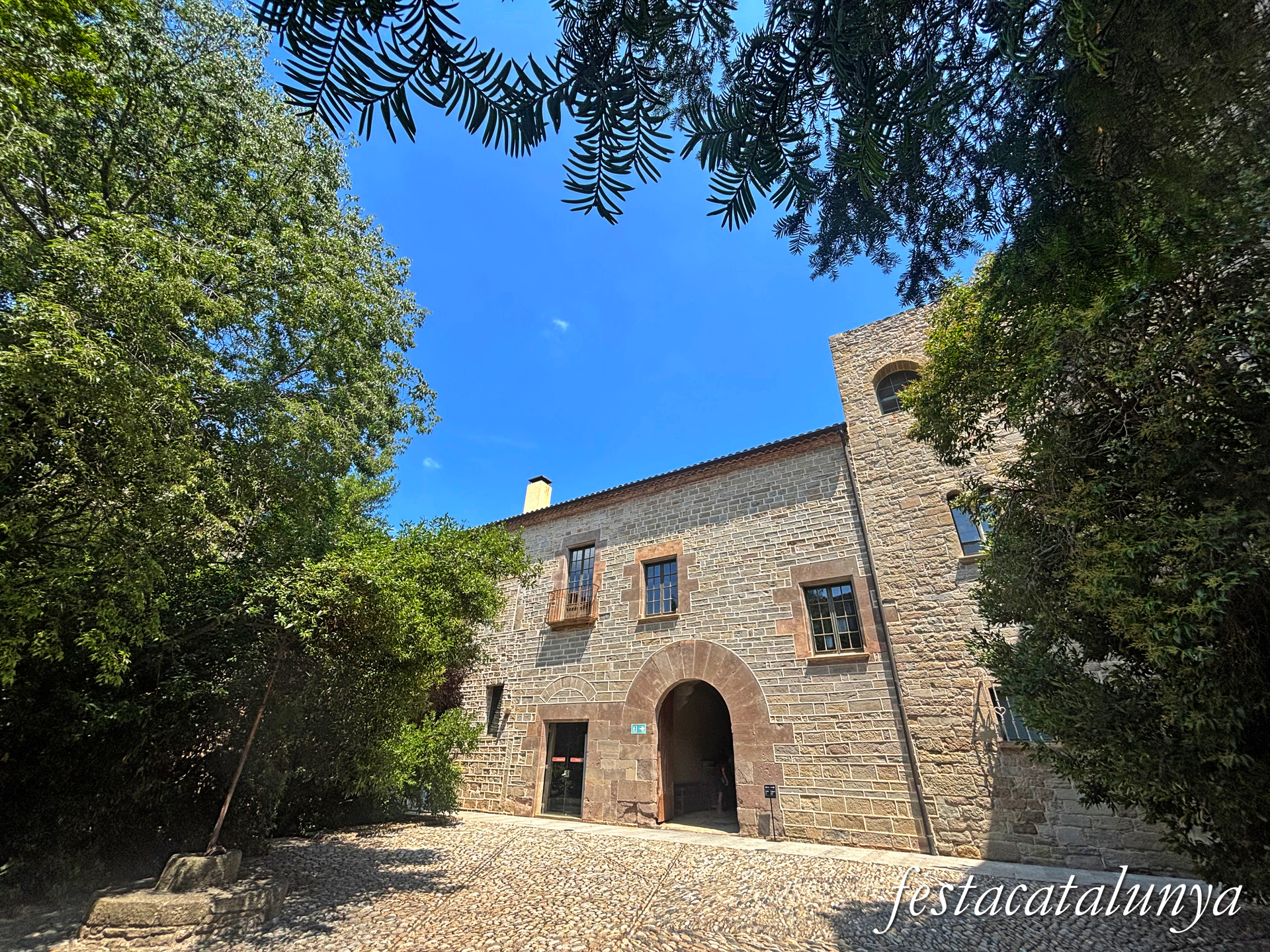 Sant Fruitós de Bages - Pati de la creu i dependències annexes del monestir de Sant Benet de Bages 