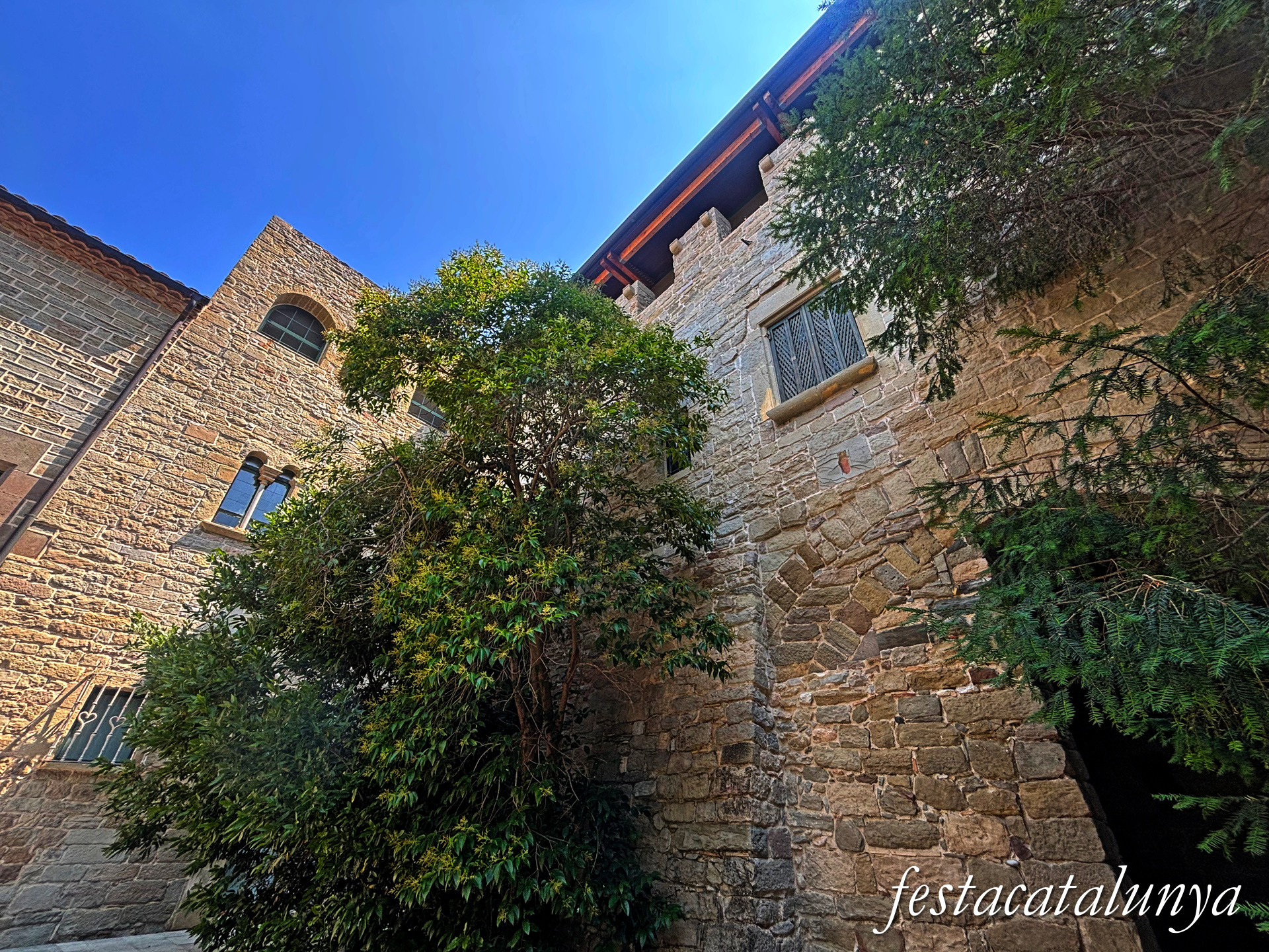 Sant Fruitós de Bages - Pati de la creu i dependències annexes del monestir de Sant Benet de Bages 