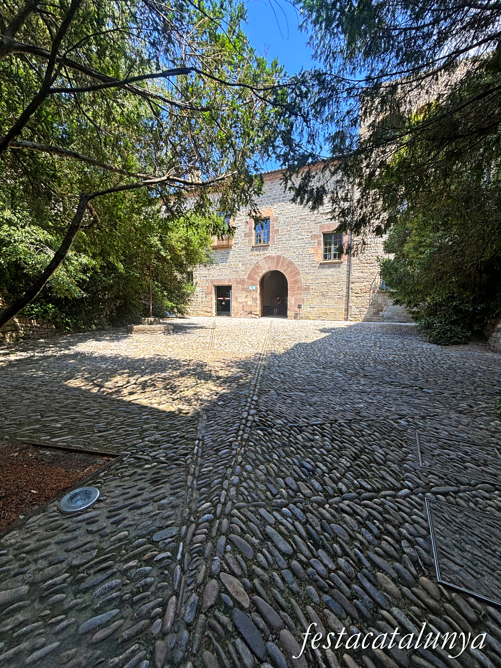 Sant Fruitós de Bages - Pati de la creu i dependències annexes del monestir de Sant Benet de Bages 