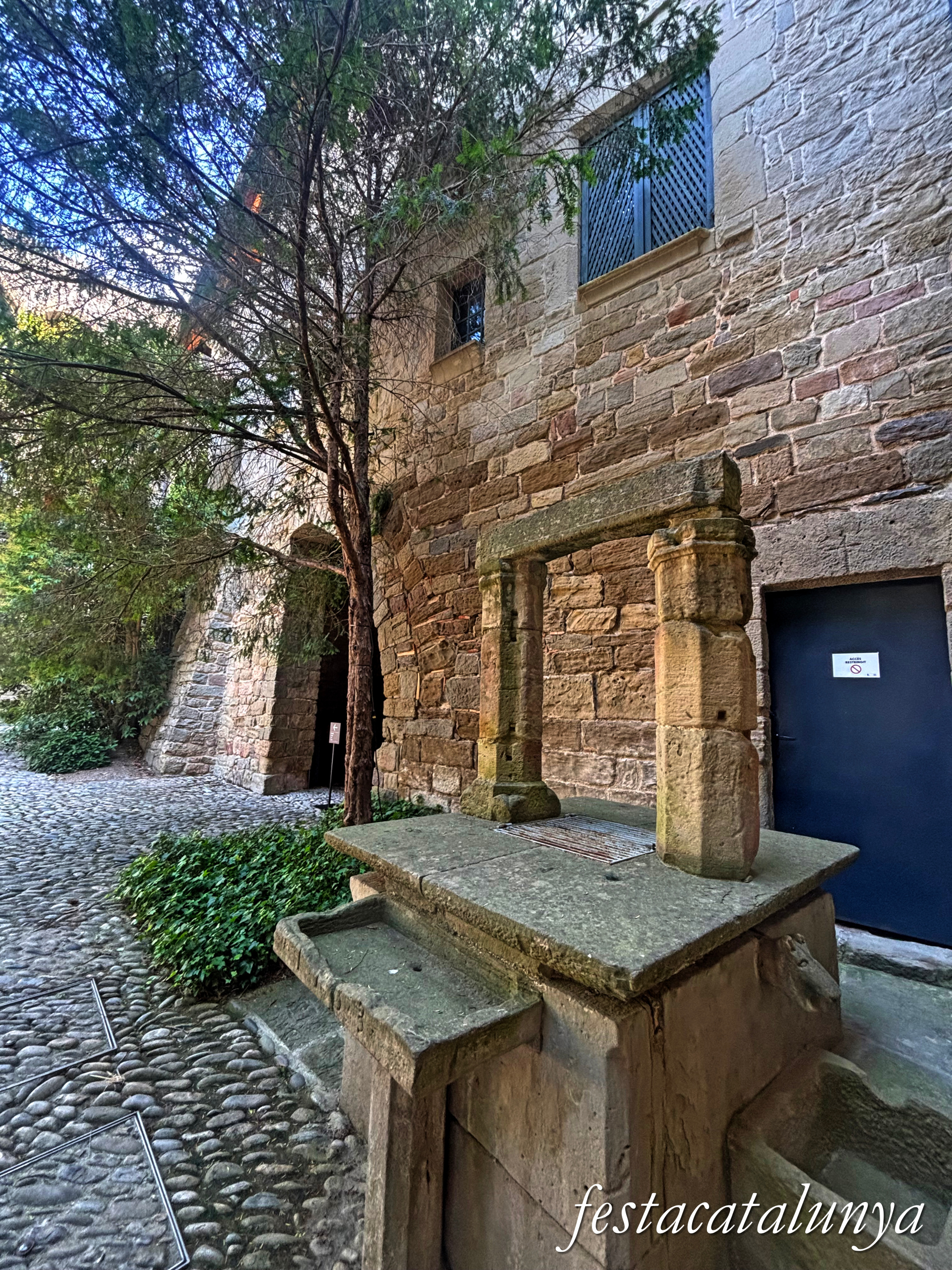 Sant Fruitós de Bages - Pati de la creu i dependències annexes del monestir de Sant Benet de Bages 