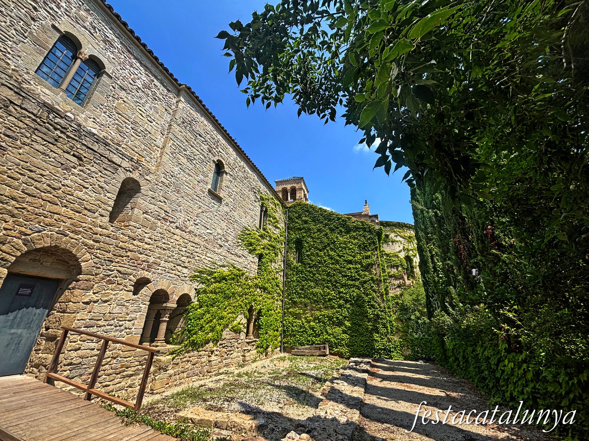 Sant Fruitós de Bages - Pati de la creu i dependències annexes del monestir de Sant Benet de Bages