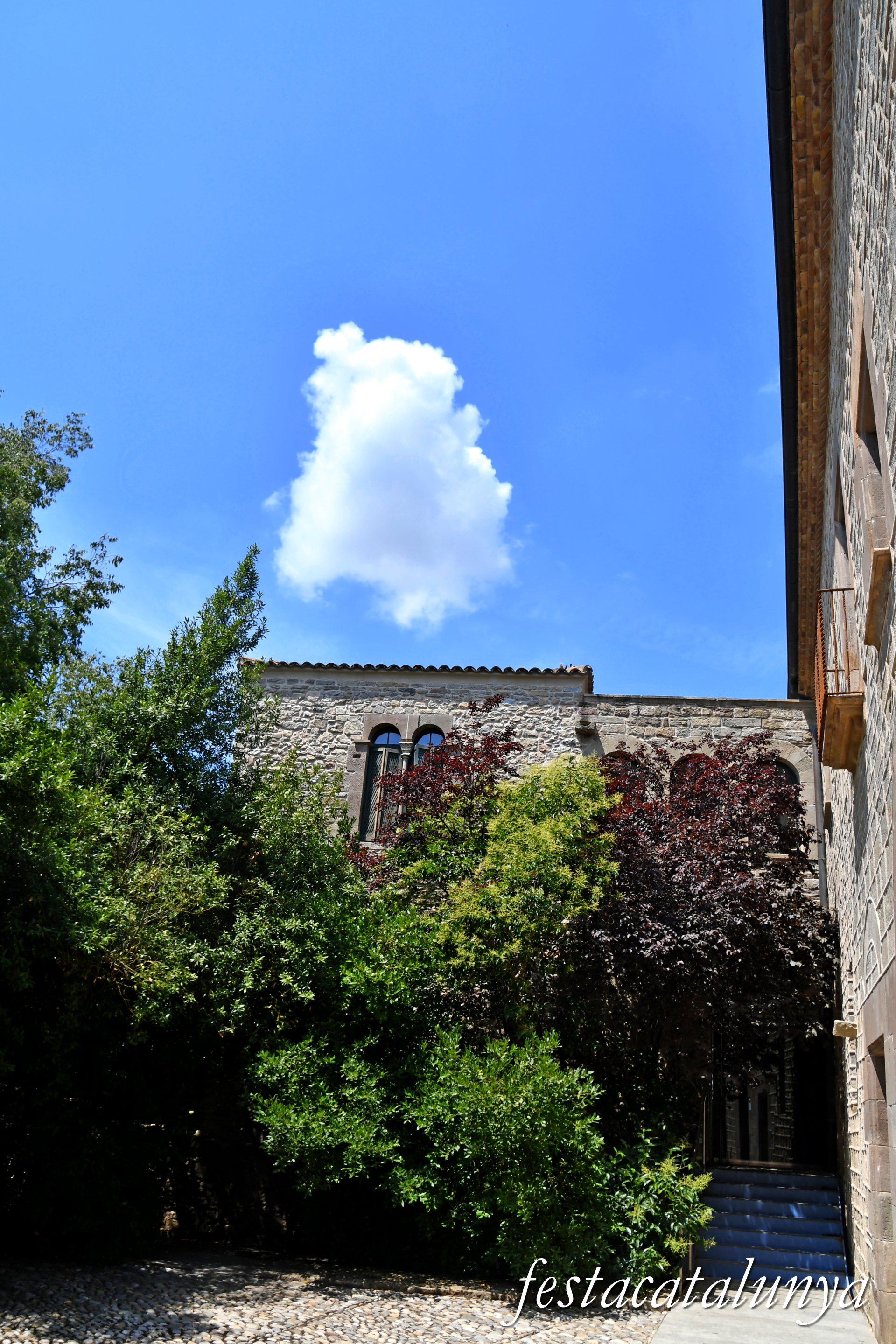 Sant Fruitós de Bages - Pati de la creu i dependències annexes del monestir de Sant Benet de Bages 