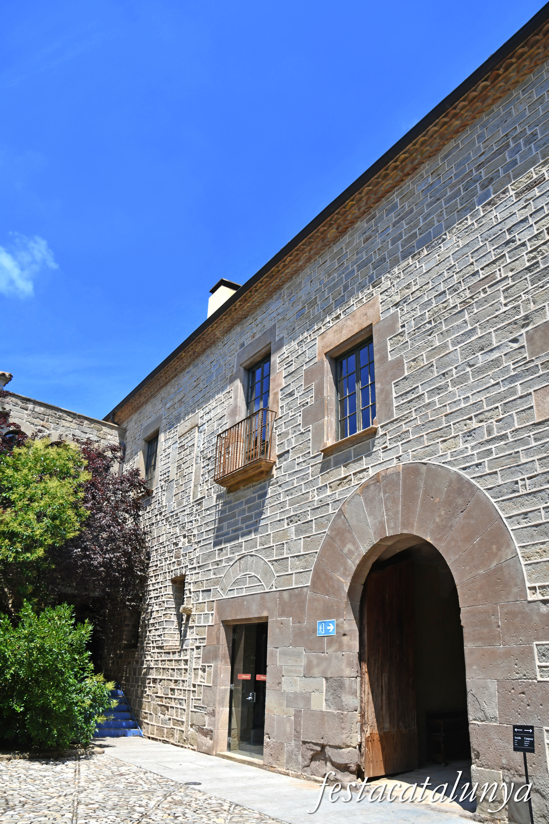 Sant Fruitós de Bages - Pati de la creu i dependències annexes del monestir de Sant Benet de Bages 