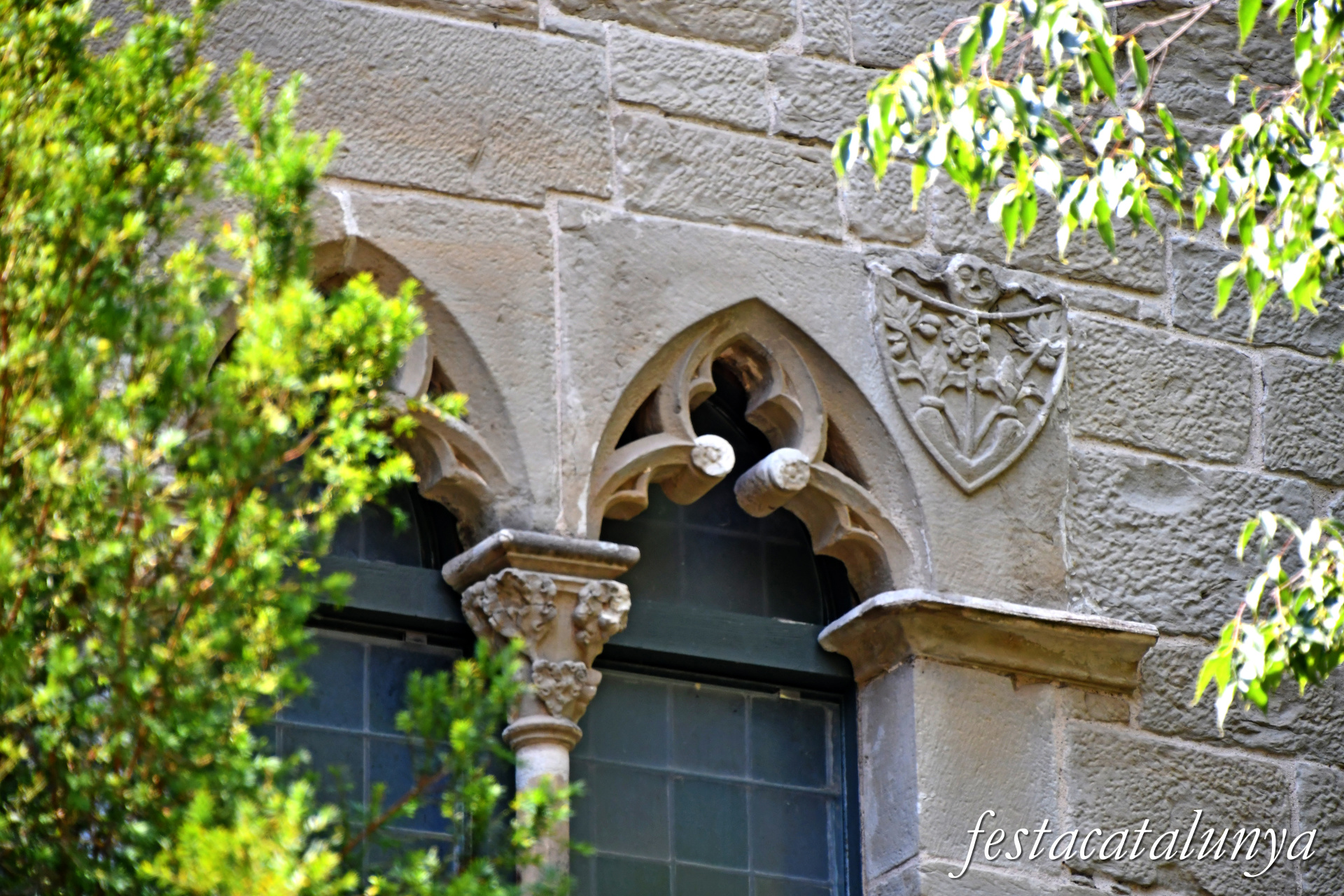 Sant Fruitós de Bages - Pati de la creu i dependències annexes del monestir de Sant Benet de Bages