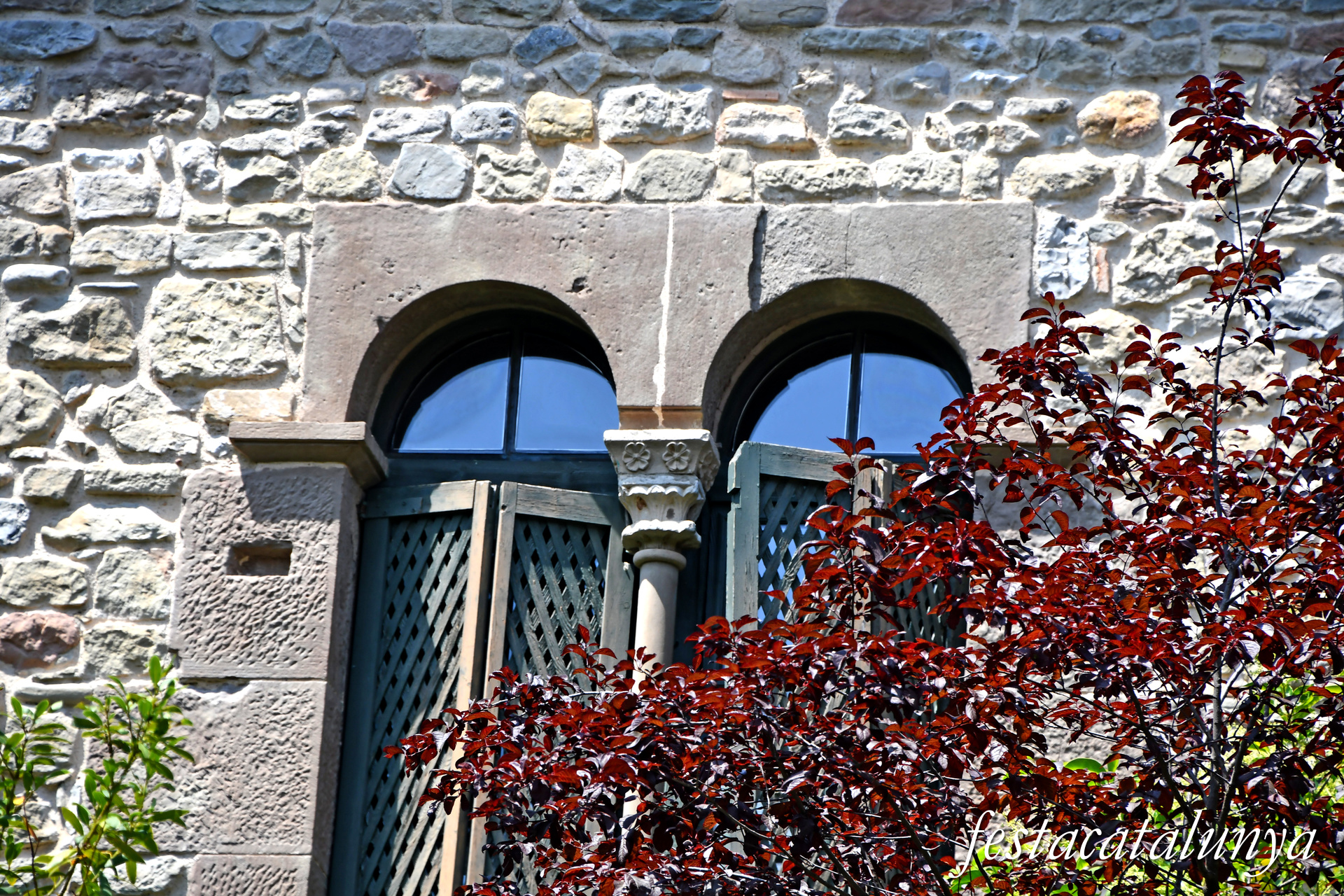 Sant Fruitós de Bages - Pati de la creu i dependències annexes del monestir de Sant Benet de Bages 