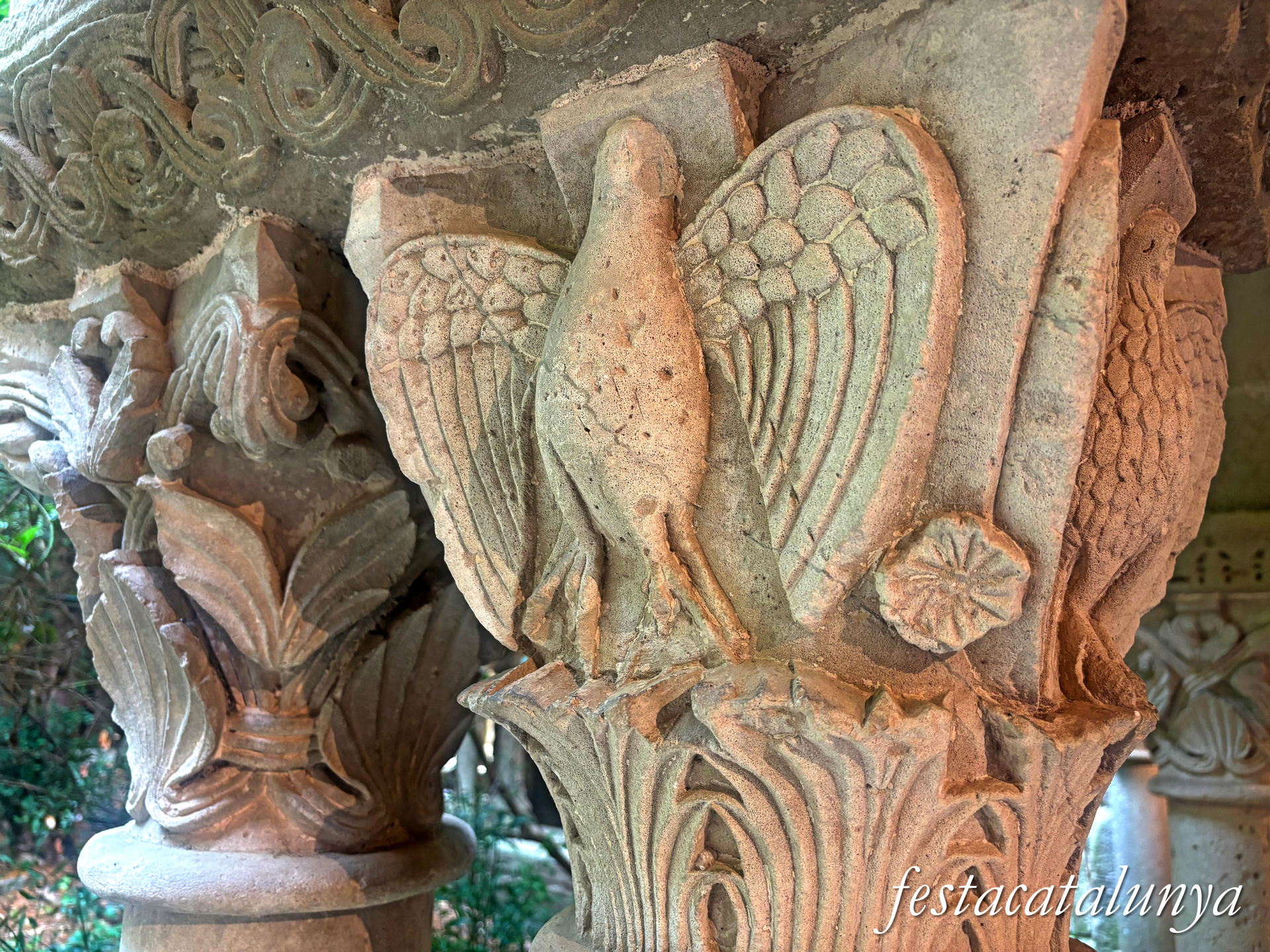 Sant Fruitós de Bages - Claustre del monestir de Sant Benet de Bages - Capitells
