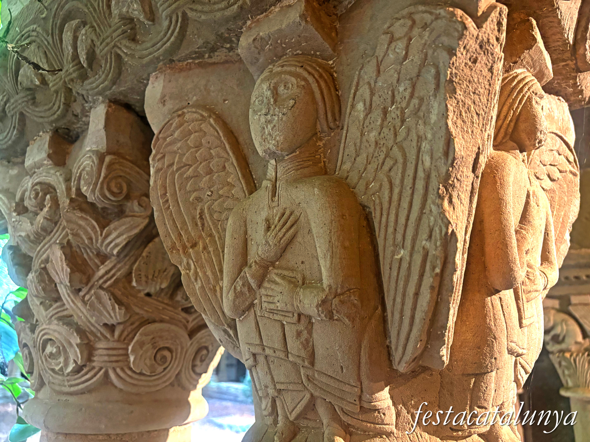 Sant Fruitós de Bages - Claustre del monestir de Sant Benet de Bages - Capitells 
