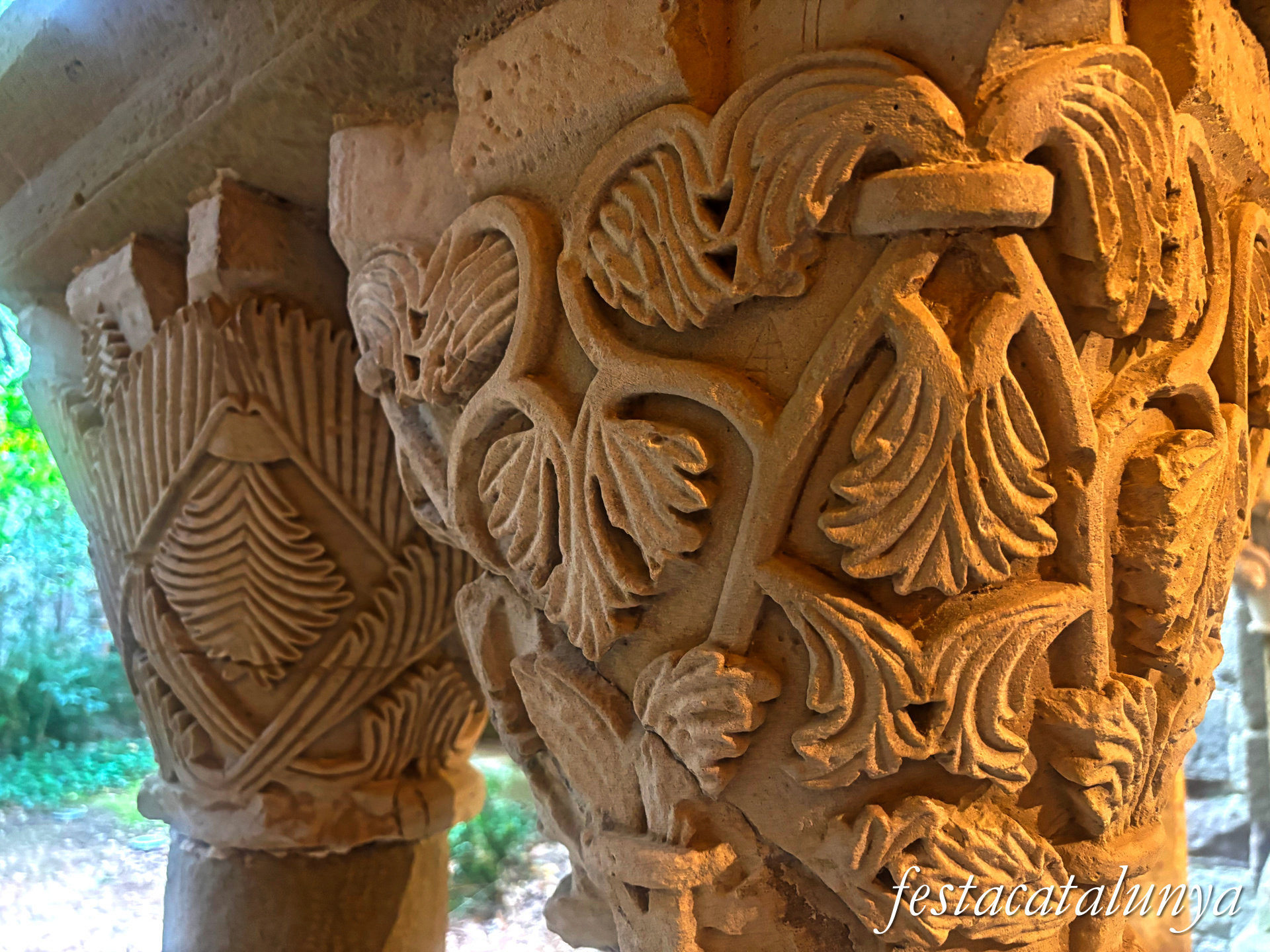 Sant Fruitós de Bages - Claustre del monestir de Sant Benet de Bages - Capitells 