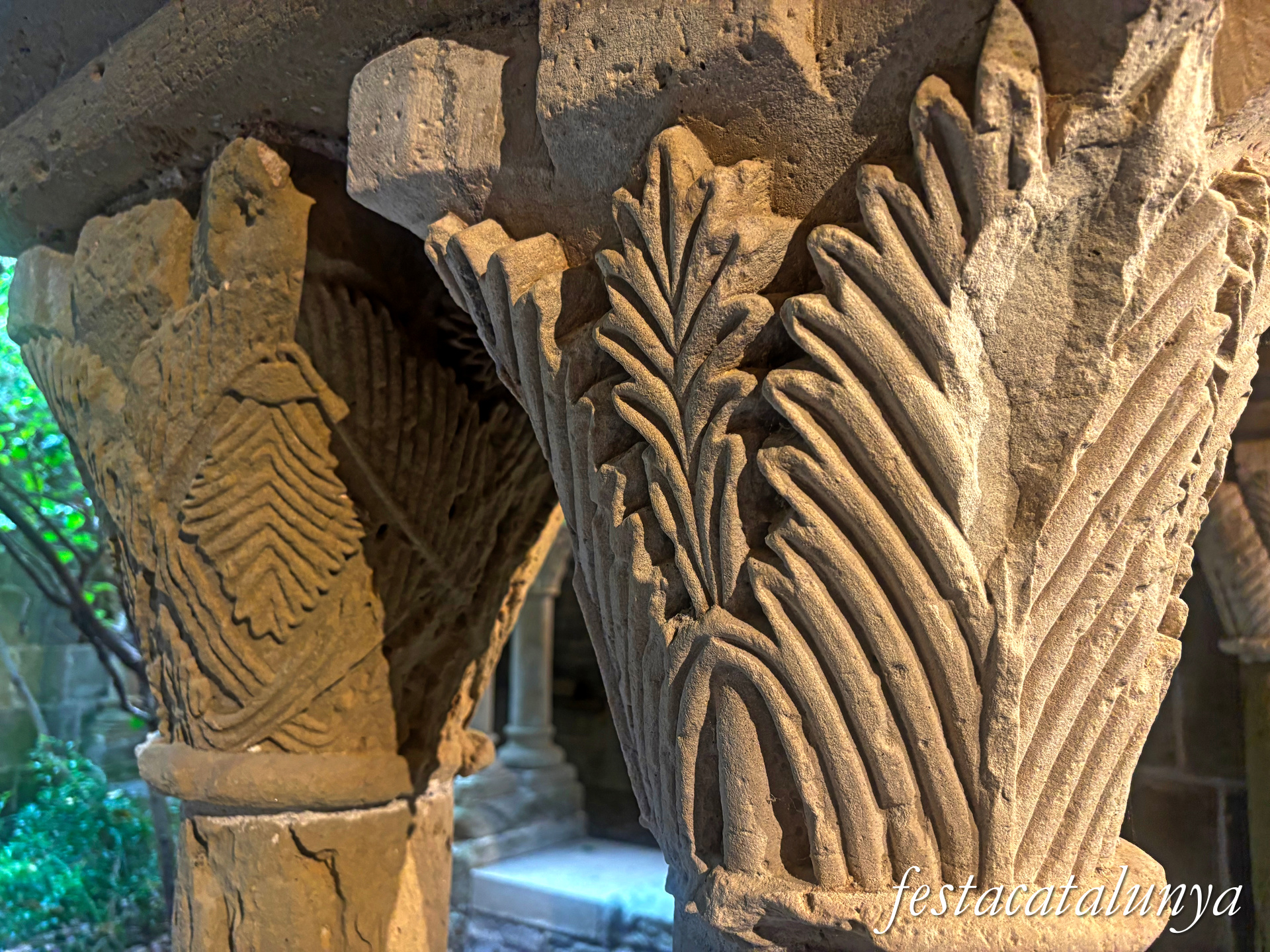Sant Fruitós de Bages - Claustre del monestir de Sant Benet de Bages - Capitells 