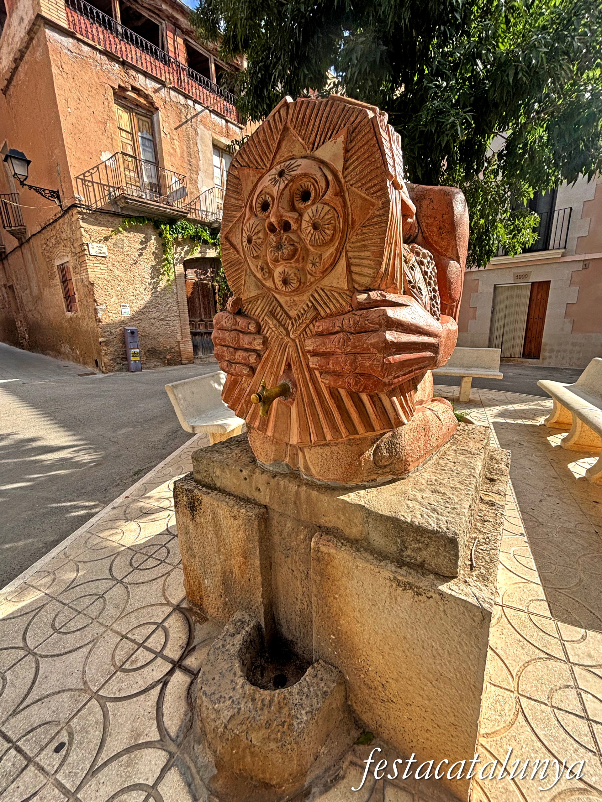 La Torre de l'Espanyol - Nucli històric - Font escultural Monument al Sol