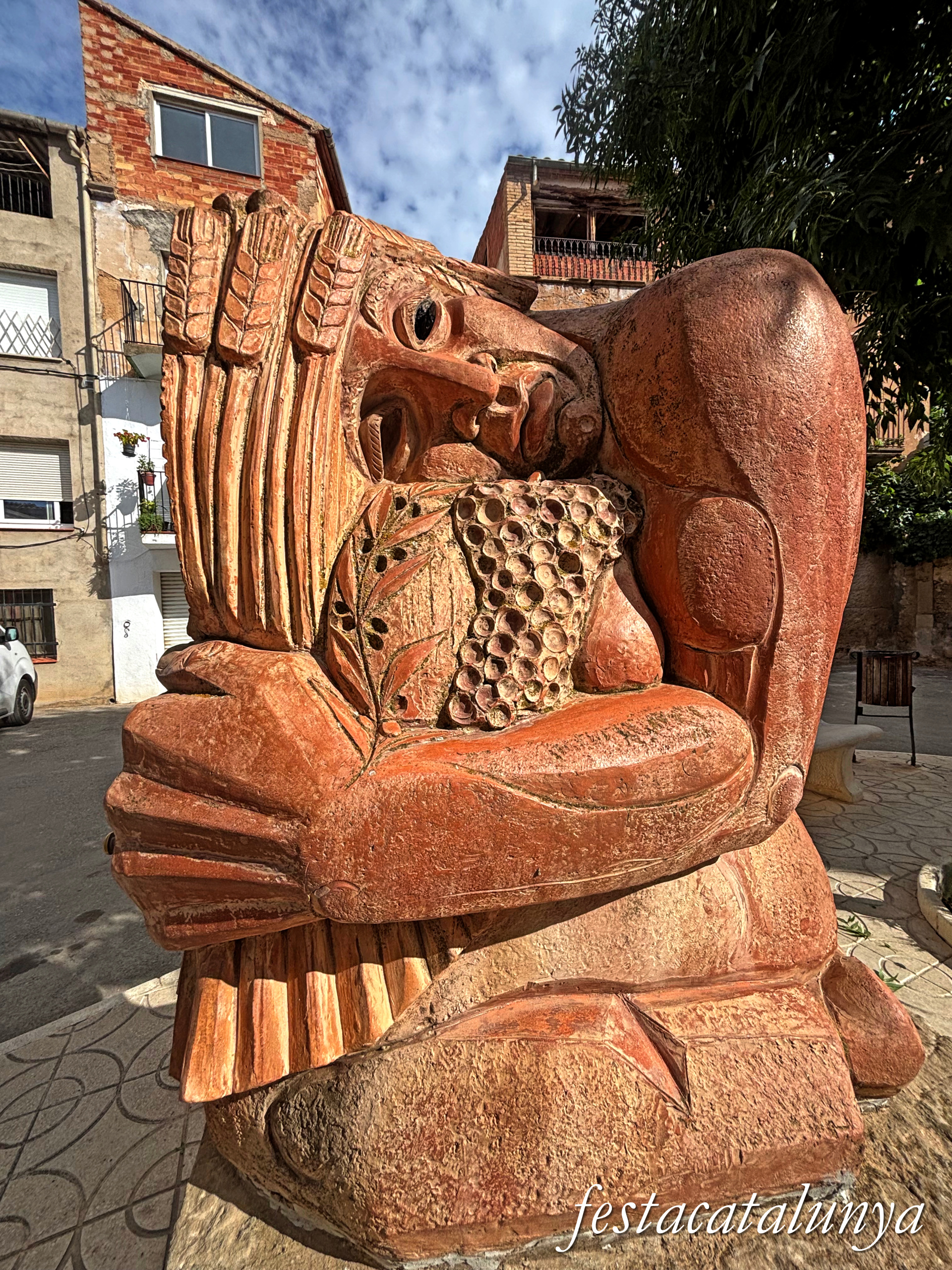 La Torre de l'Espanyol - Nucli històric - Font escultural Monument al Sol 