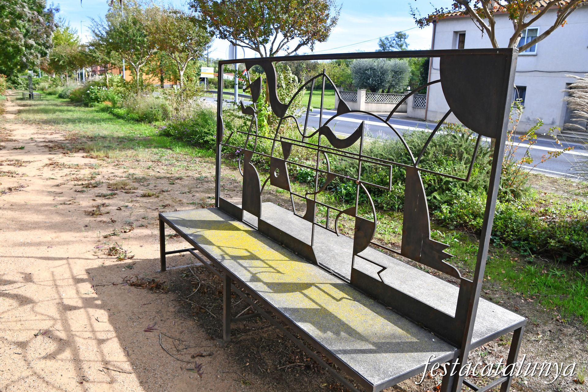 Bordils - Escultura de Leo Alejo - Els bancs 