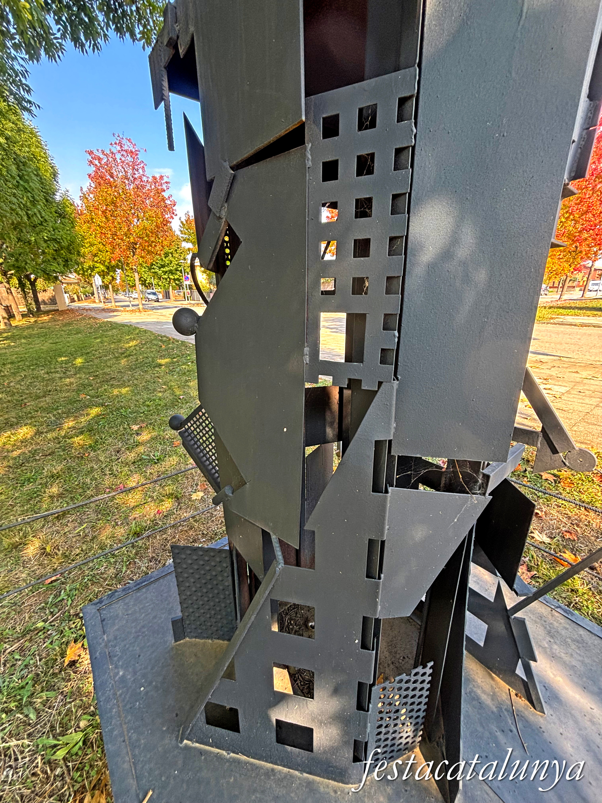 Bordils - Escultura de Leo Alejo dedicada a Muriel Casals  