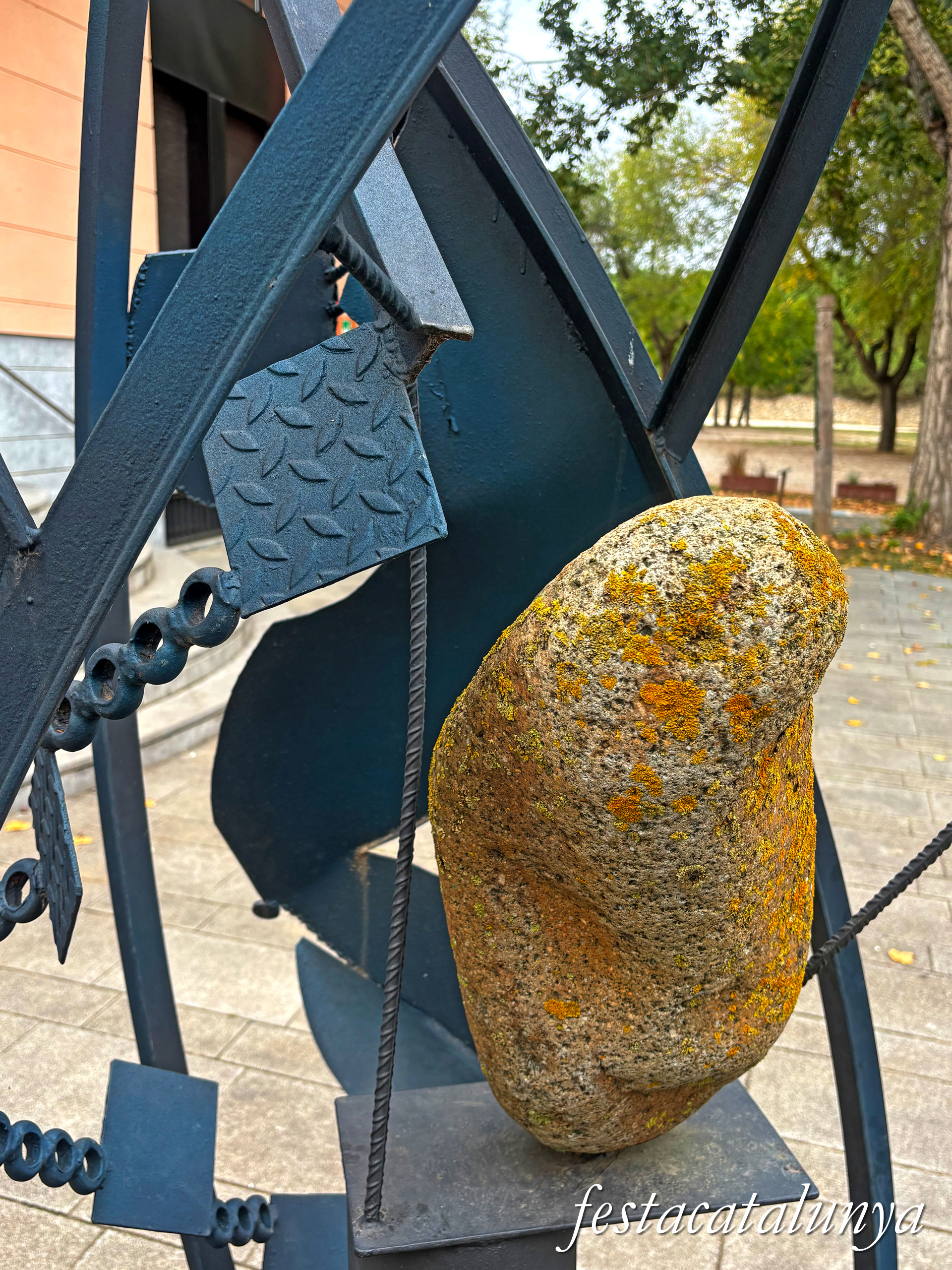 Bordils - Escultura de Leo Alejo dedicada als donants de sang