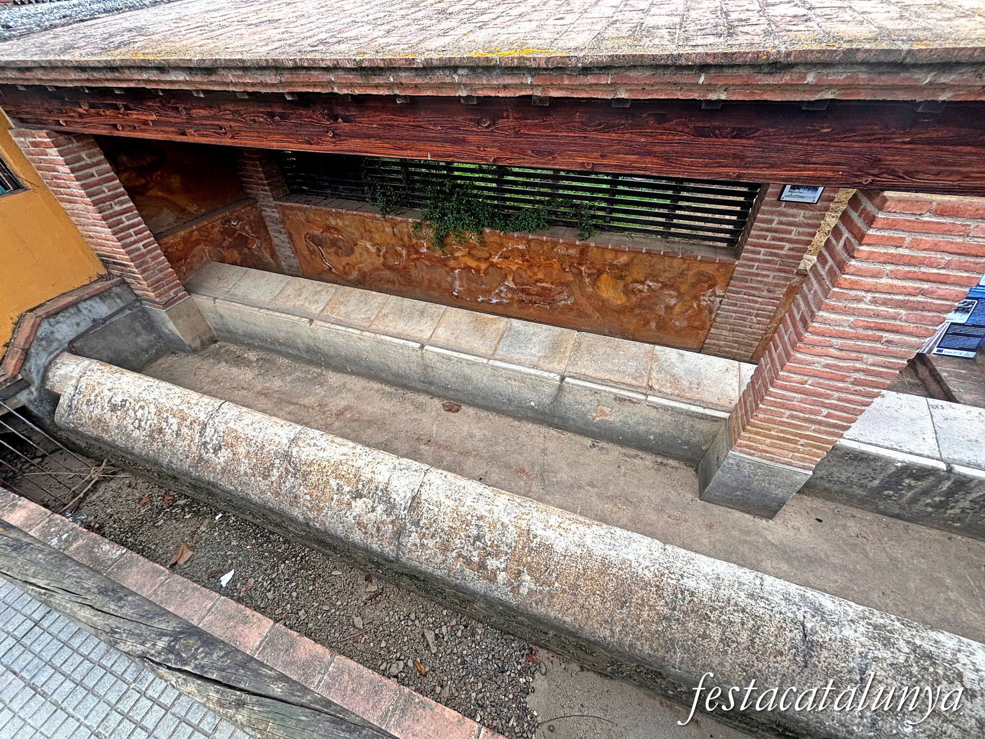 Bordils - Rentador públic del carrer Almeda o rentador de la carretera 
