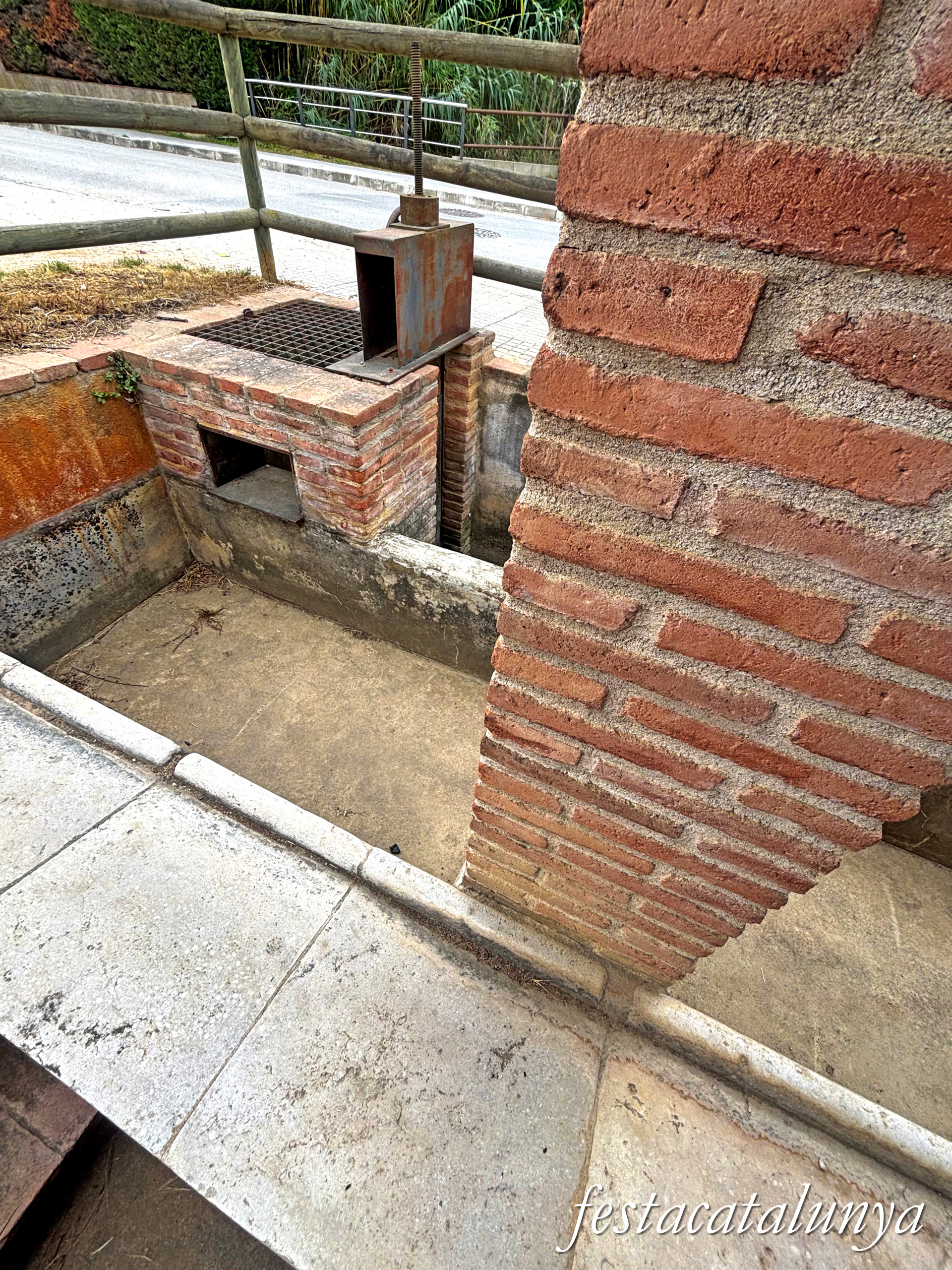 Bordils - Rentador públic del carrer Almeda o rentador de la carretera 