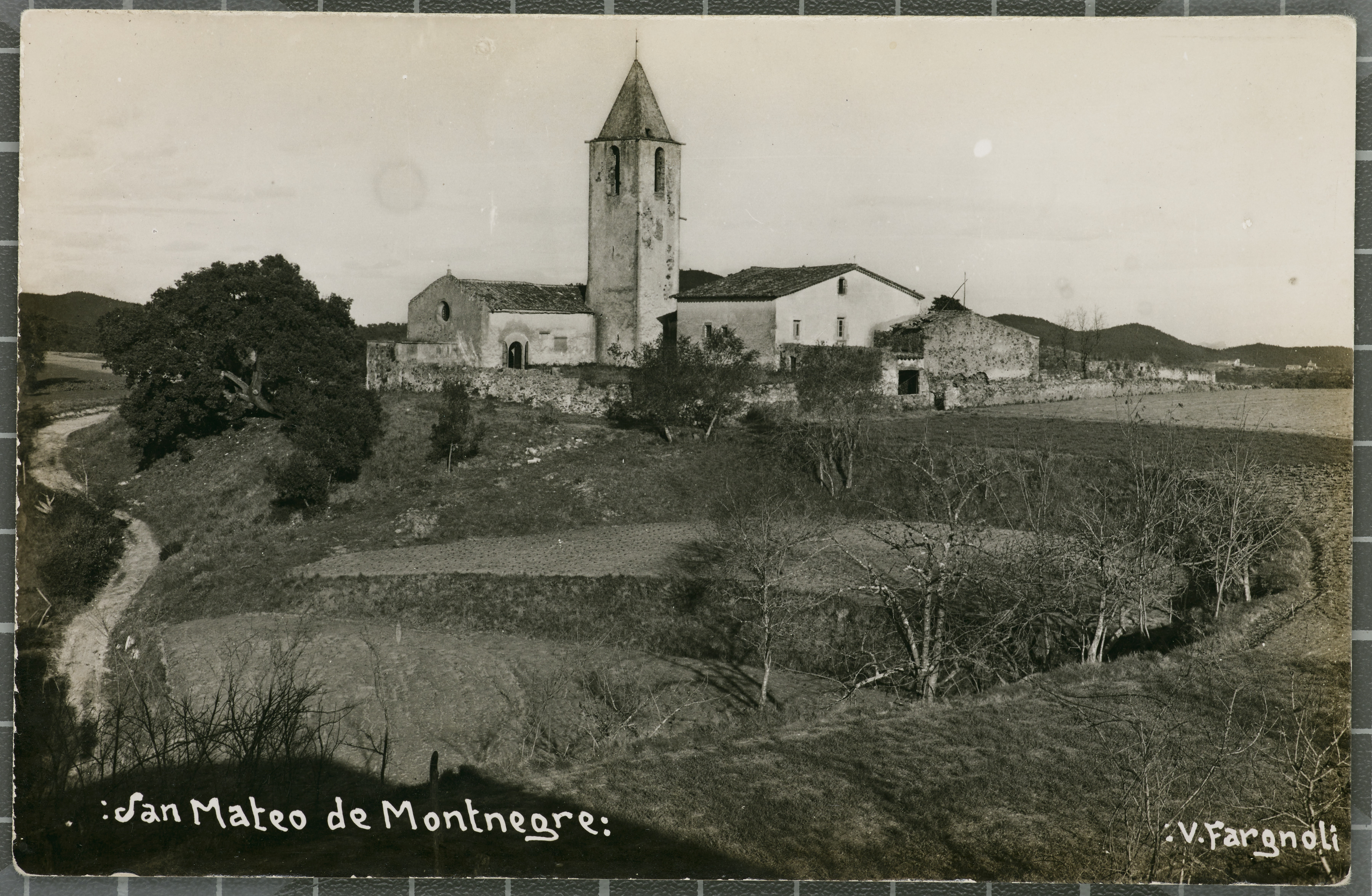 Quart - Església de Sant Mateu de Montnegre (Foto: Fons de la Diputació de Girona. INSPAI)