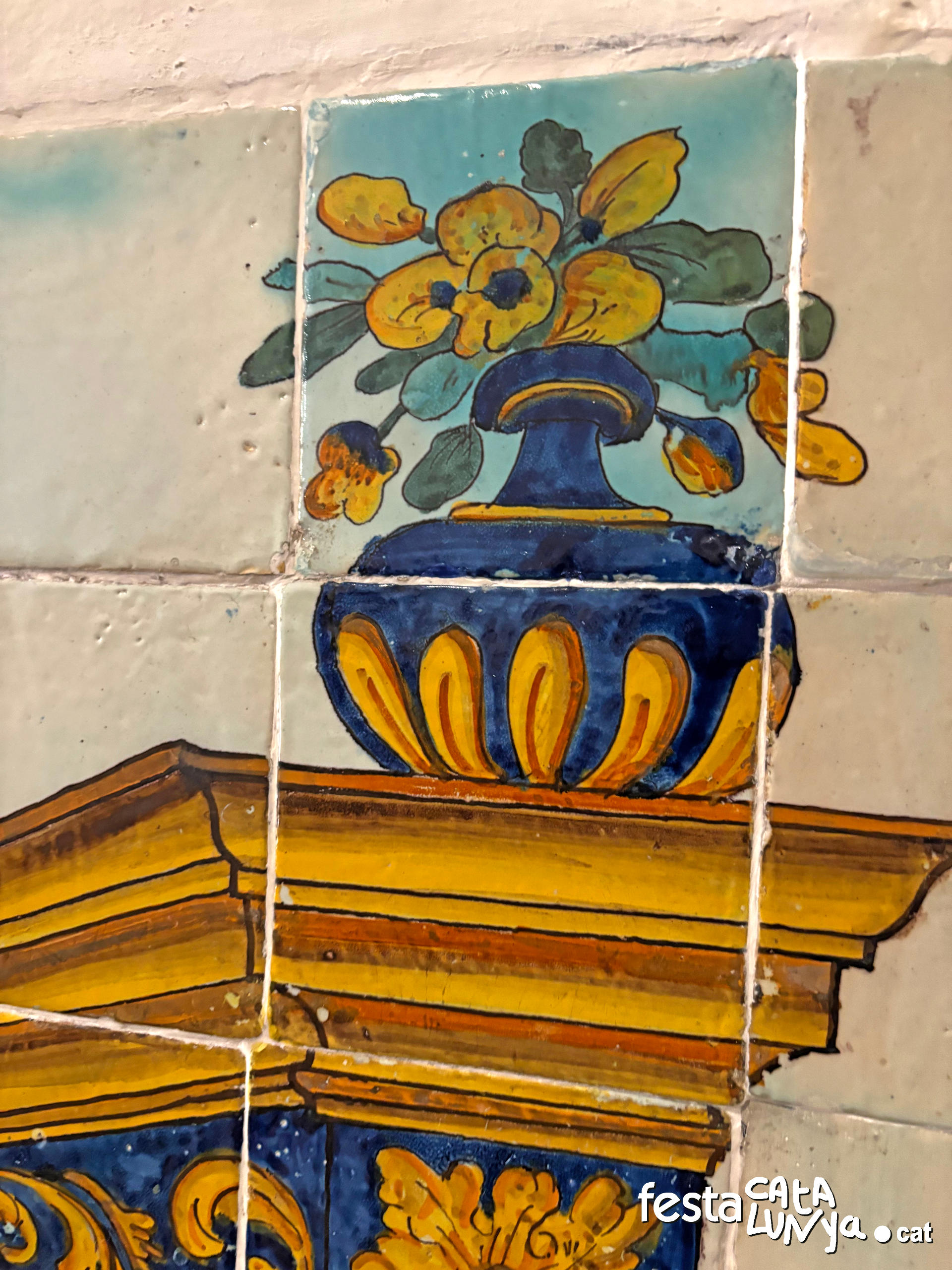 Quart - Murals de rajoles policromes de la capella del Roser de l'església de Sant Sadurní de Palol d'Onyar 