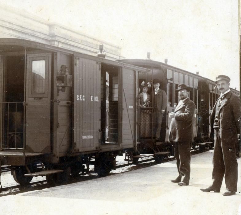 Tren de Sant Feliu de Guíxols en una estació a finals del segle XIX
