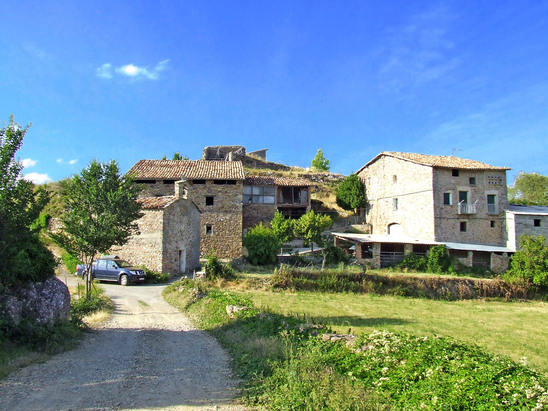 Burguet i església de Santa Coloma de Burguet a Senterada
