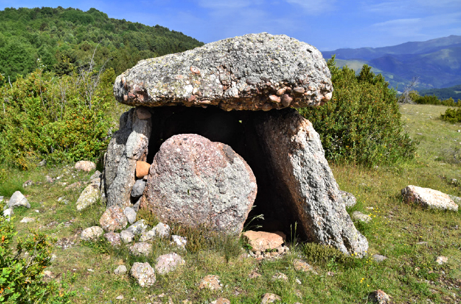 Monuments megalítics, dolmens i menhirs a Senterada ***