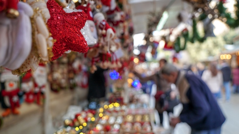 Fira de Nadal a la marquesina de la Via Júlia de Barcelona