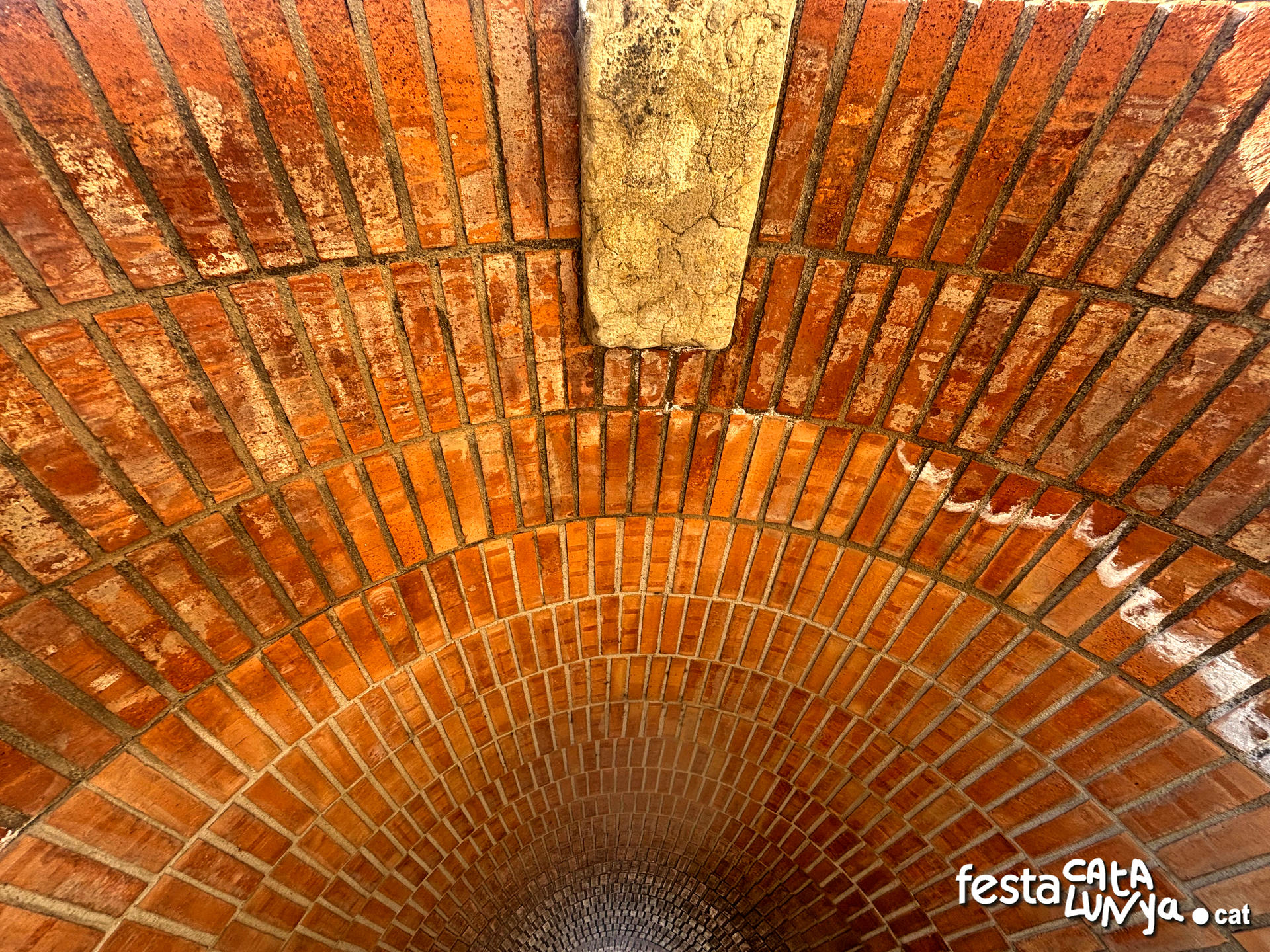 Restes del pont del ferrocarril i de l'antiga Estació de Santa Bàrbara