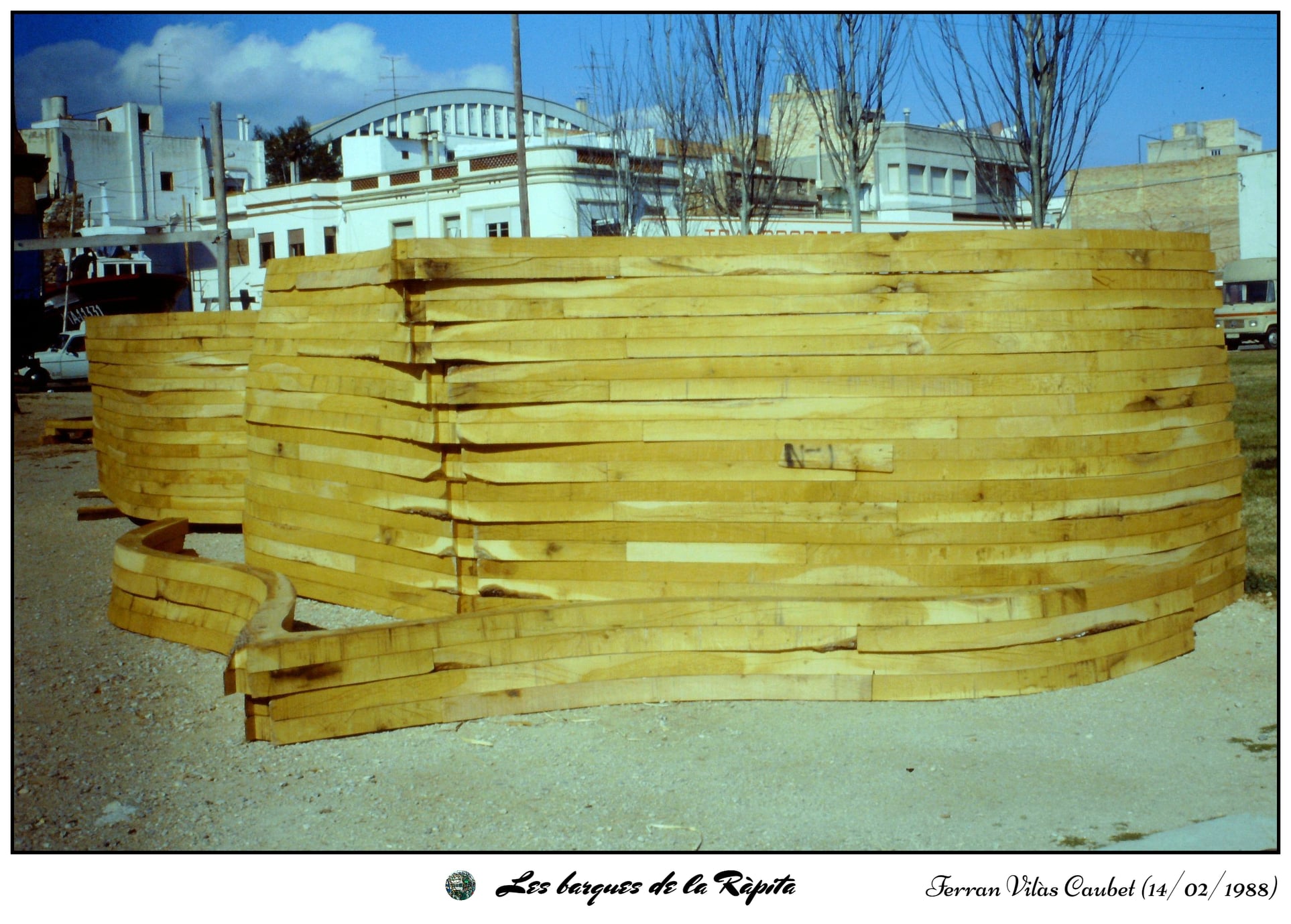 La Ràpita - Drassanes de Carceller o Carcellé. Les quadernes o costelles preparades. Les barques de la Ràpita. Foto Ferran Caubet (1988)