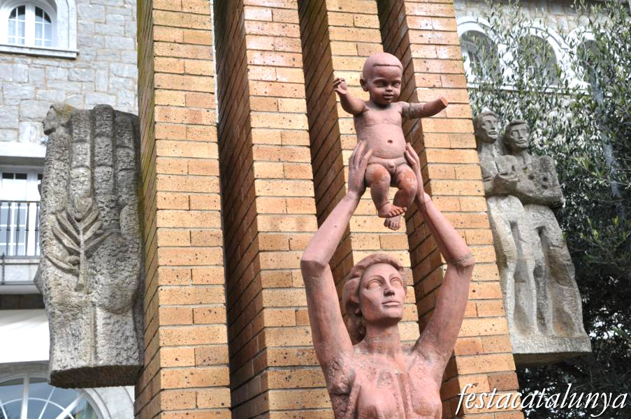 Masies de Roda, Les - Monument a l’Estatut de 1979