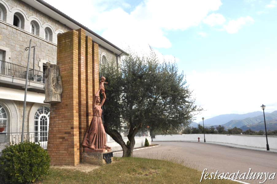Masies de Roda, Les - Monument a l’Estatut de 1979