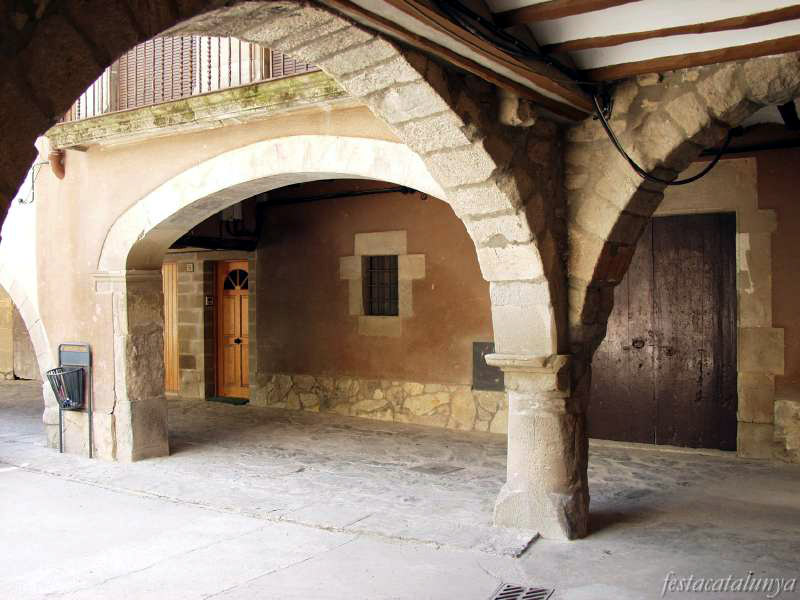 Plaça Major de Copons ***
