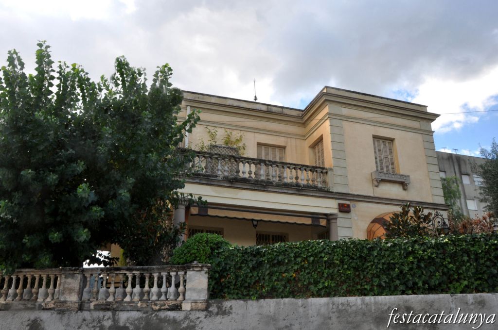 Sant Vicenç dels Horts - Poble Nou (Cal Sió a la Plaça Carme Llinàs)