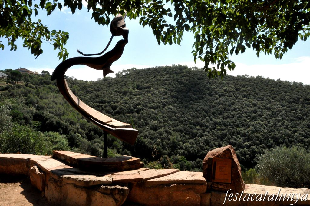 Bigues i Riells - Escultura Arribada de Ferran Capdevila a Sant Bartomeu de Mont-ràs