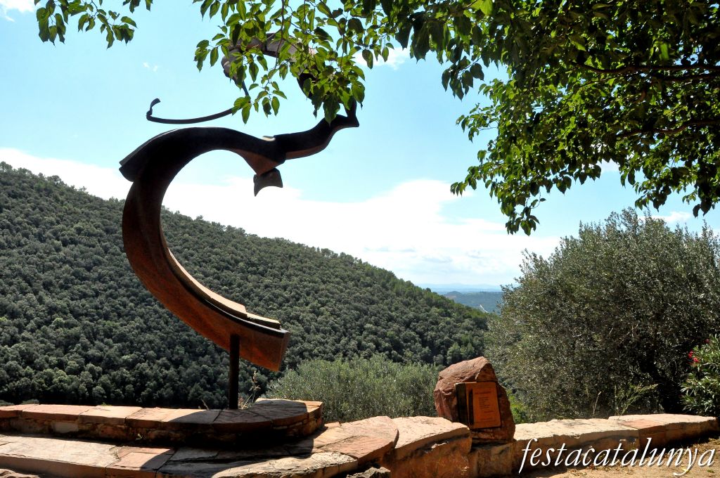 Bigues i Riells - Escultura Arribada de Ferran Capdevila a Sant Bartomeu de Mont-ràs