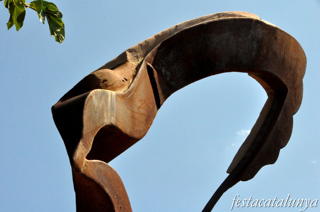 Bigues i Riells - Escultura Arribada de Ferran Capdevila a Sant Bartomeu de Mont-ràs