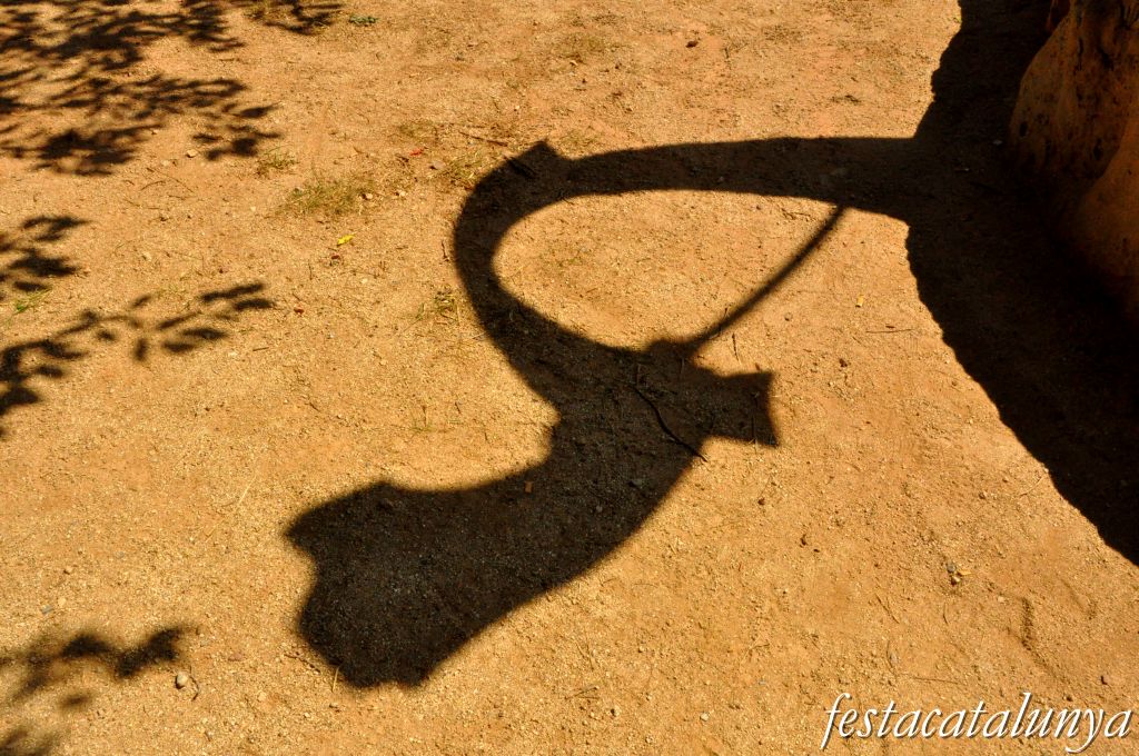 Bigues i Riells - Escultura Arribada de Ferran Capdevila a Sant Bartomeu de Mont-ràs