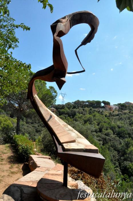 Bigues i Riells - Escultura Arribada de Ferran Capdevila a Sant Bartomeu de Mont-ràs