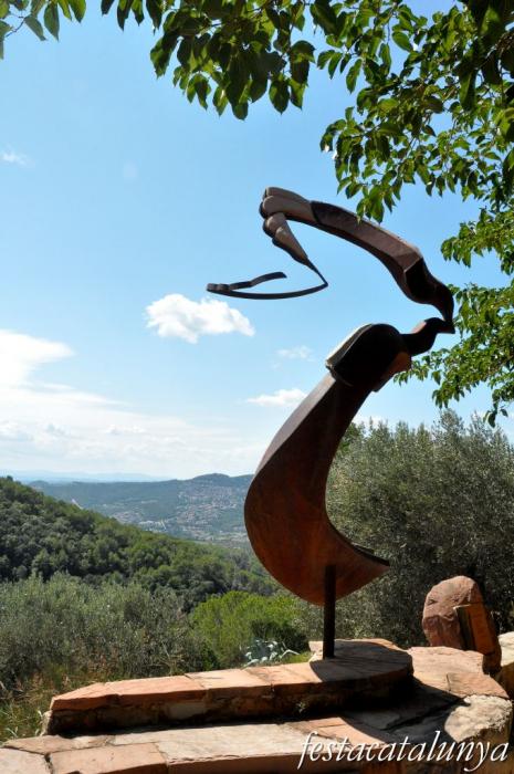 Bigues i Riells - Escultura Arribada de Ferran Capdevila a Sant Bartomeu de Mont-ràs