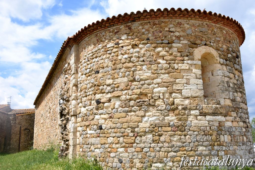 Església vella de Sant Pere de Navata a can Miró ***