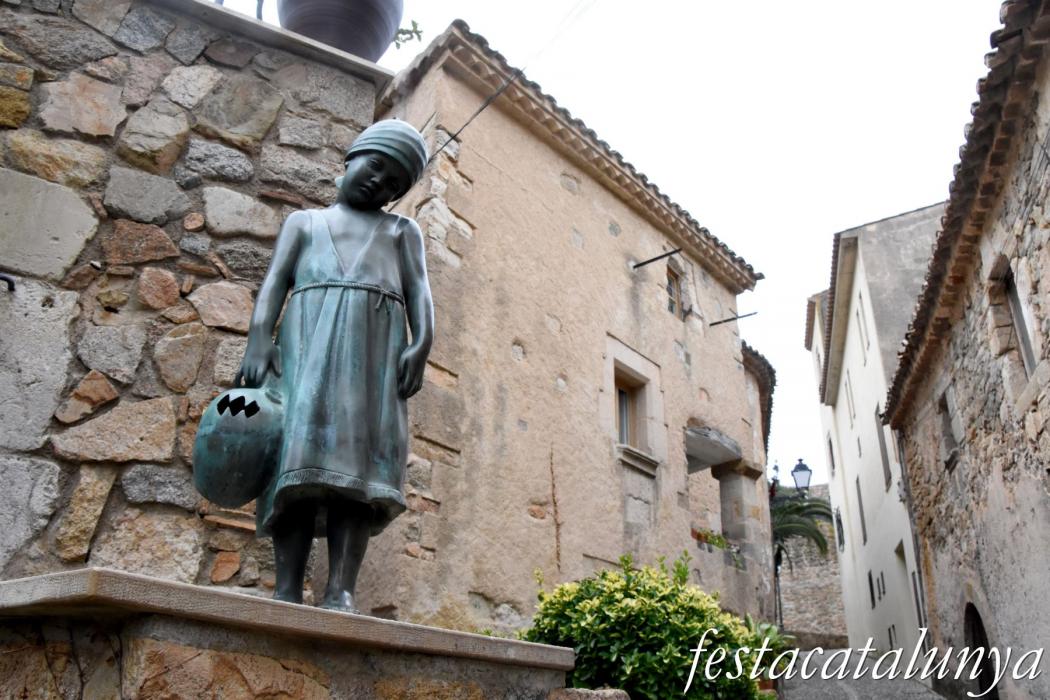 Escultura la Nena amb el Càntir