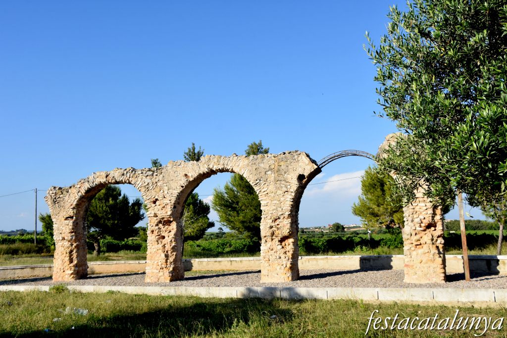 Aqüeducte romà dels Arcs a Sant Jaume dels Domenys ***